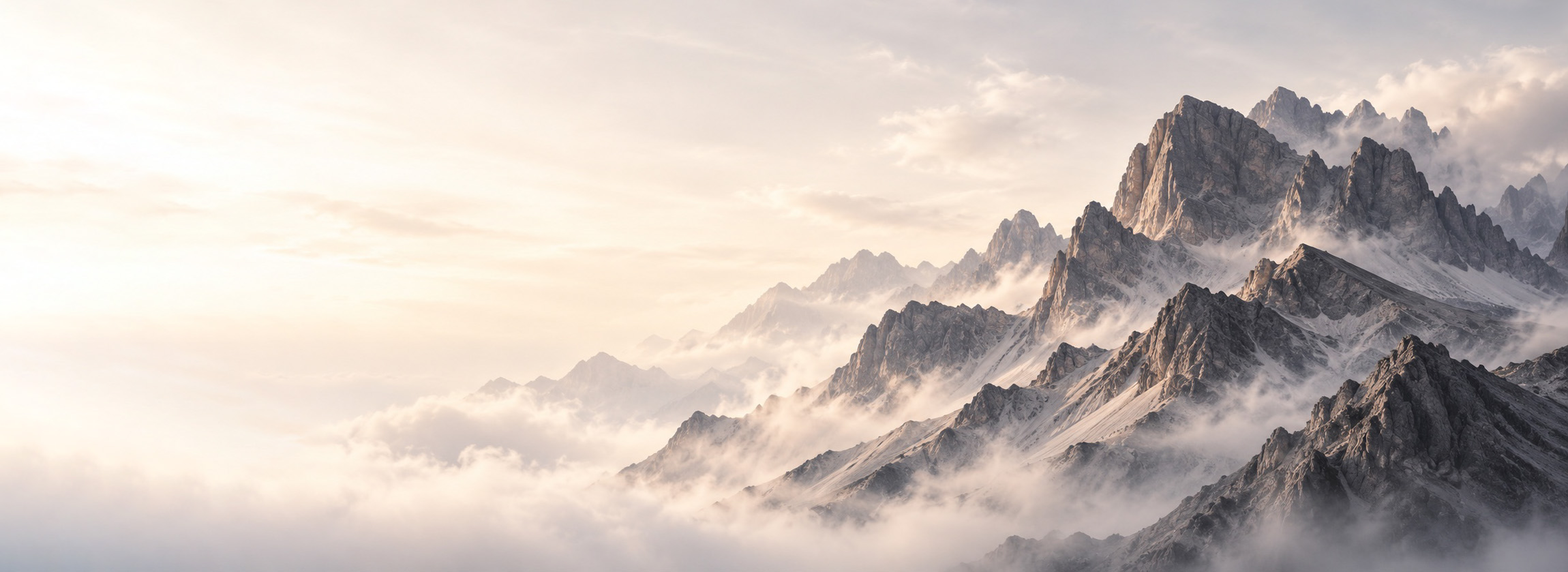 Paesaggio delle Dolomiti tra nubi e luce del mattino